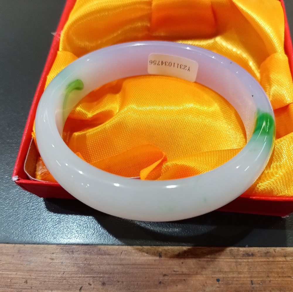 Exquisite Natural Myanmar jade Jadeite Bangle.